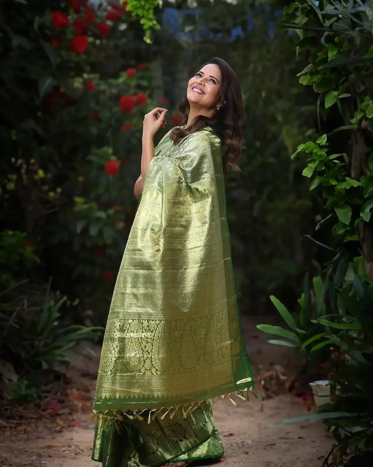 ANASUYA BHARADWAJ PHOTOSHOOT IN TRADITIONAL GREEN SAREE 2